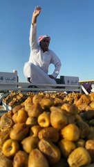 بائع تمور يخطف الأنظار بسبب تقليده لمعلق رياضي شهير