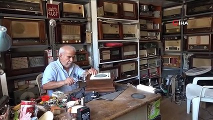 Un réparateur de radio de 78 ans à Gaziantep travaille depuis 65 ans.