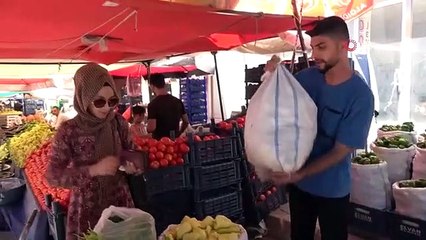 Alors qu'il travaillait au marché, il a sorti un livre avec les notes qu'il avait prises derrière le comptoir.