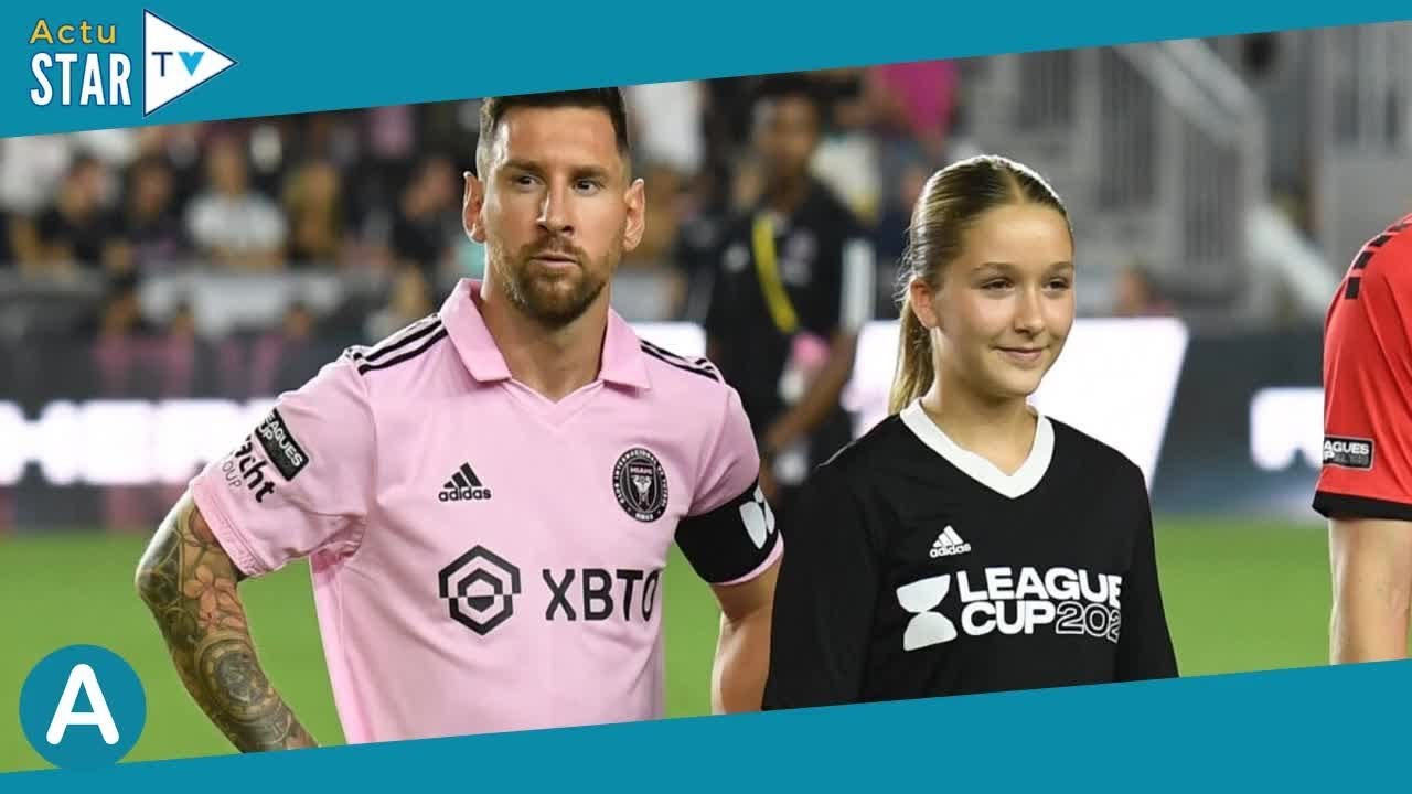 PHOTOS Harper Beckham  La fille de David et Victoria star sur le terrain, elle éclipse Lionel Messi