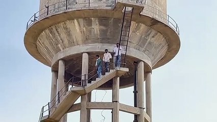 जिला बदलने के विरोध में 500 ने दी गिरफ्तारी, तीन युवक टंकी पर चढ़े