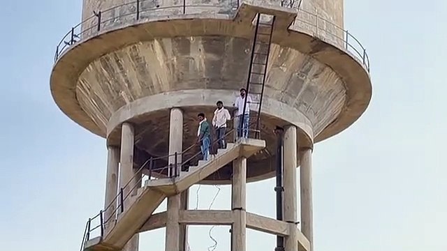 जिला बदलने के विरोध में 500 ने दी गिरफ्तारी, तीन युवक टंकी पर चढ़े