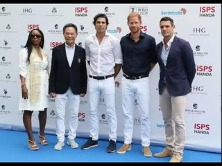 Le prince Harry enfile des chaussures en daim à 189 £ et un jean blanc pour un match de polo à Singa