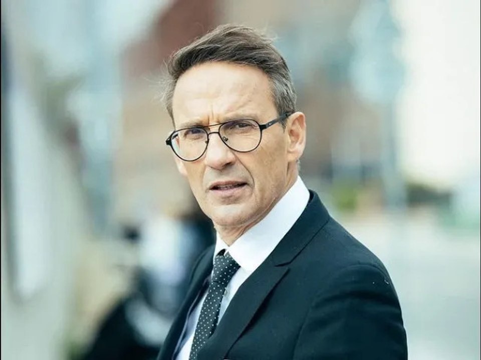 "Arracher 24 dents pour guérir du cancer..." : Julien Courbet alerte sur les Arnaques terrifiantes