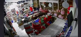 Trio invade pet shop de madrugada e furta objetos na Ponta Verde