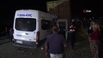 İşçi servisi tıra ok gibi saplandı: 1 ölü, 11 yaralı