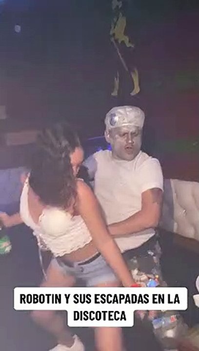 Robotín se descontrola en discoteca
