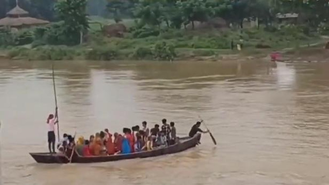 मधुबनी: कमला बलान ने धारण किया रौद्र, जान जोखिम में डालकर नाव की सवारी करने को विवश लोग