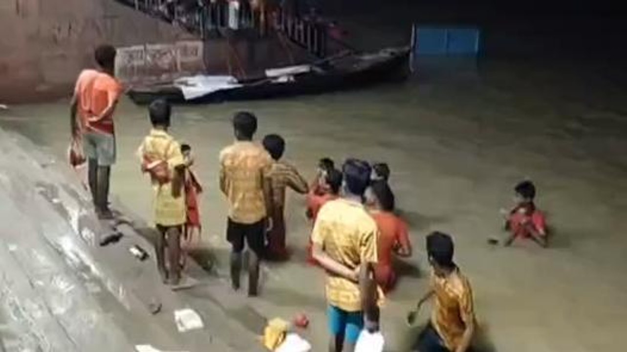 बक्सर: पवित्र गंगा जल लेकर शिव नगरी को रवाना हुए भक्त, देखें वीडियो