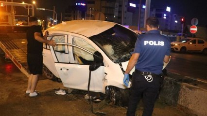 Refüje çarpan araçta yandılar: 2 ağır yaralı