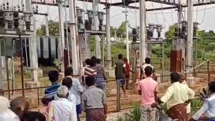 శ్రీ సత్యసాయి జిల్లా: విద్యుత్ కోతలు... చుట్టుముట్టిన రైతులు