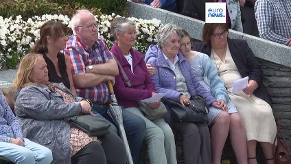 L'Irlanda del Nord rende omaggio alle vittime dell'autobomba a Omagh, che causò 29 morti