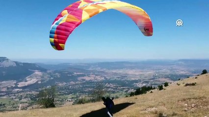 Uğruna İstanbul'u terk ettiği yamaç paraşütüyle Bilecik semalarında süzülüyor