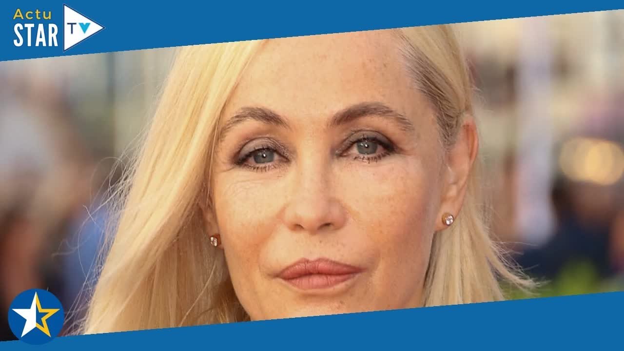 Emmanuelle Béart en vacances, teint hâlé  avec ses enfants, en bikini    son cadre idyllique pour