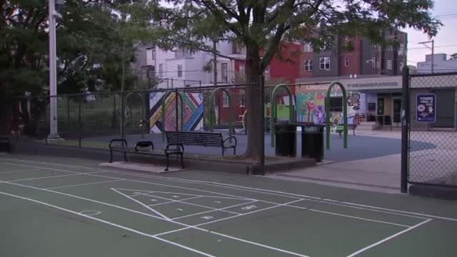 Tres muertos y un herido grave tras ser tiroteados en una cancha callejera de Philadelphia