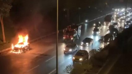 Скачать видео: Bağcılar’da otomobil alev alev yandı