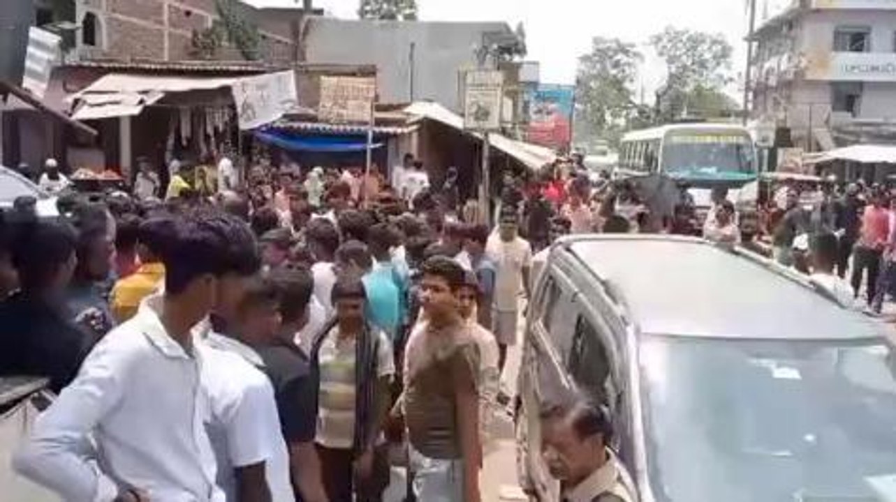नवादा: बिजली की अनियमित आपूर्ति पर भड़के ग्रामीण, किया सड़क जाम