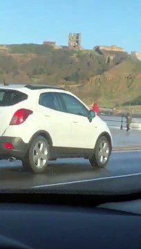 Ce papa indigne laisse son enfant au bord de l'eau alors qu'une énorme vague arrive