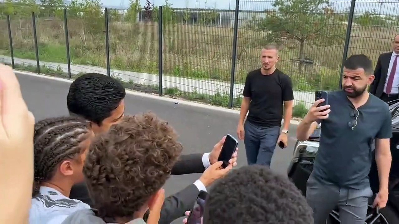 Mbappé qui reste, Nasser Al-Khelaïfi accueilli en héros au Campus PSG