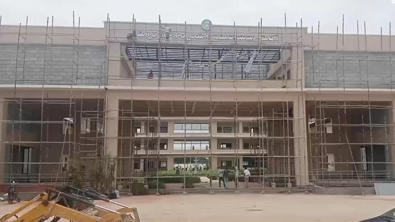 మెదక్: నూతన సమీకృత జిల్లా కలెక్టర్ కార్యాలయం పరిశీలించిన మంత్రి