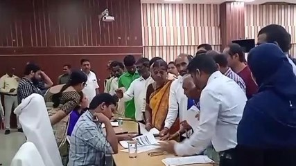 కరీంనగర్: ప్రజావాణికి భారీగా దరఖాస్తులు.. వెంటనే పరిష్కరించండి