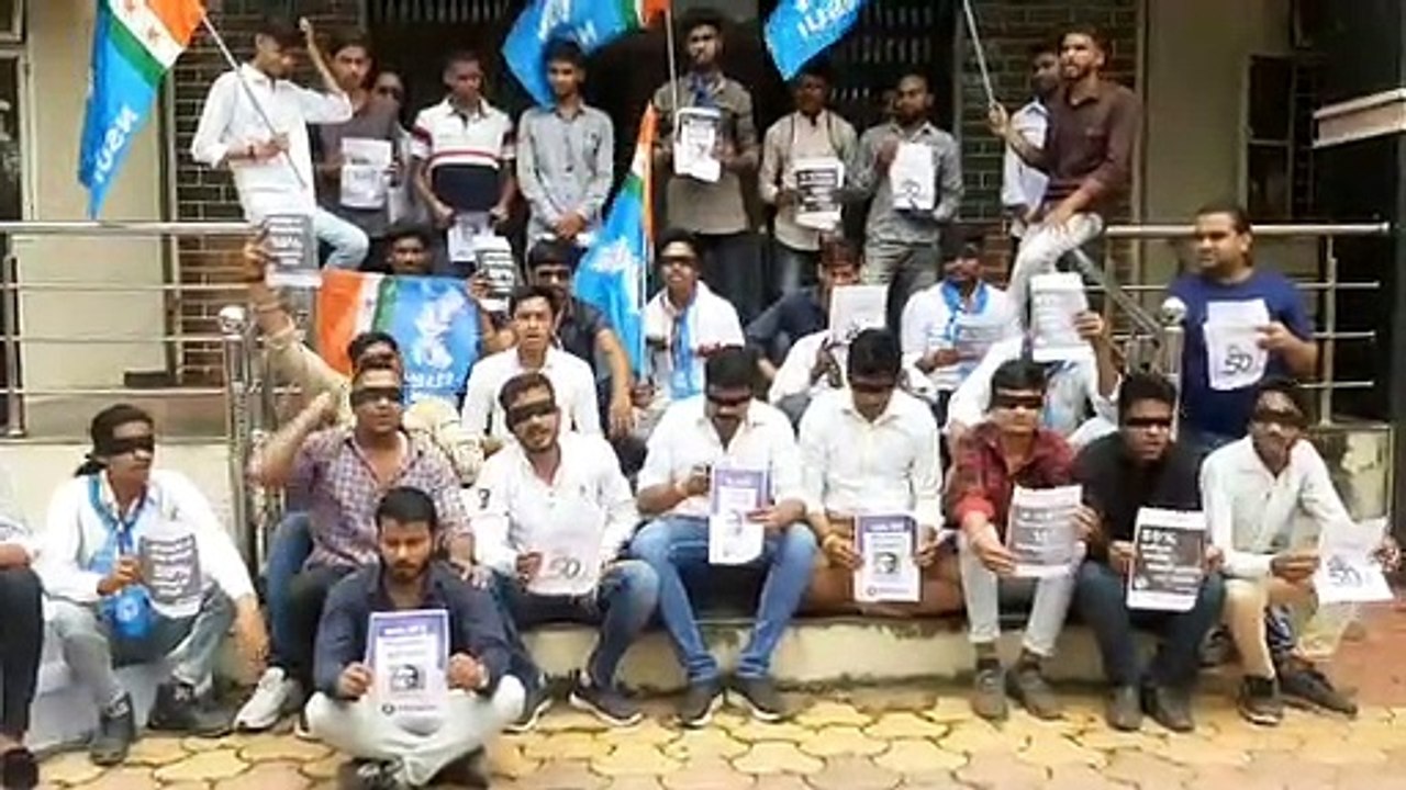 एनएसयूआई ने आंखों पर काली पटटी बांधी,पीआईयू के सामने की नारेबाजी