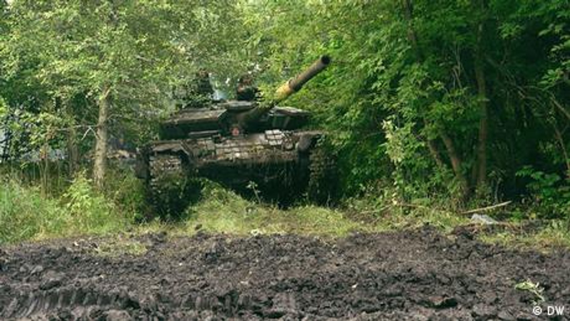 ⁣Ukrainians fighting war with Soviet-era tanks