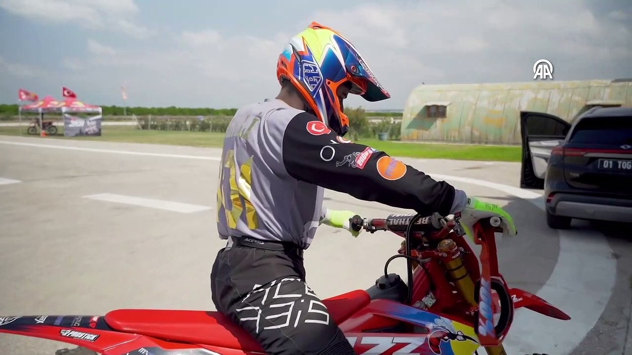 ADANA - Motokros sporcusu, yerli otomobil Togg'a karşı gösteri yarışı yaptı