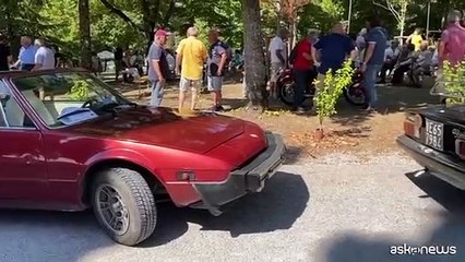 Raduno di auto e moto d'epoca: in 100 sfrecciano in Valdichiana