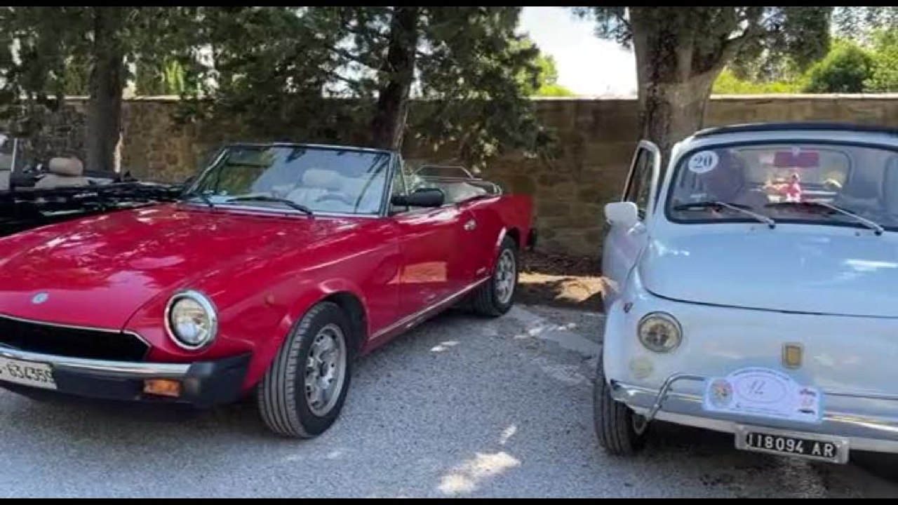 Raduno di auto e moto d'epoca: in 100 sfrecciano in Valdichiana