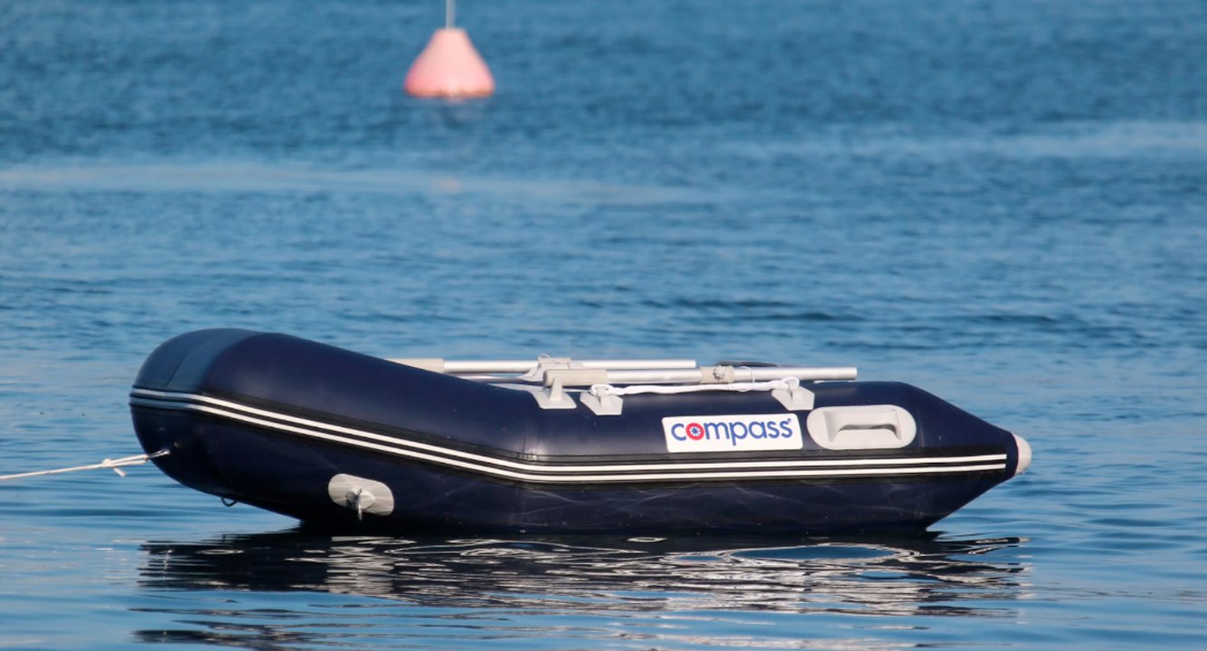Schlauchboot-Unfall: Frau bohrt sich Flaggenstock in Brustkorb