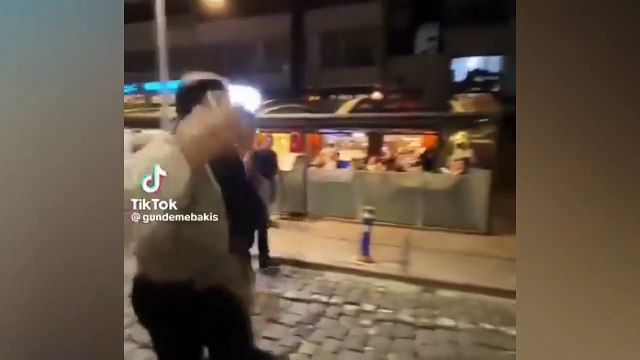 AK Partili Kasapoğlu, İzmir'de mekanda şarkı söyleyen vatandaşlara eşlik etti