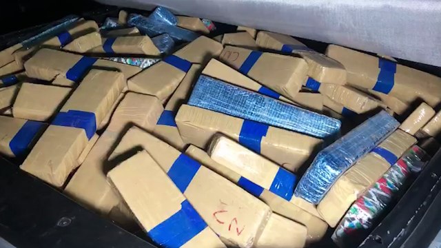 PRF apreende 385 Kg de maconha após tentativa de fuga na BR-277; veículo furtado foi recuperado