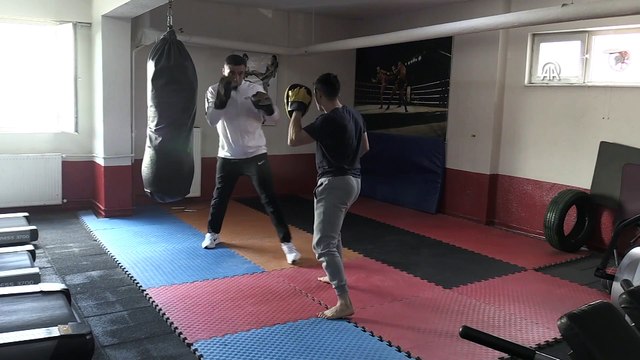 HAKKARİ - Kick boksta 3 Türkiye şampiyonluğu olan özel harekat polisi yeni madalyalar peşinde