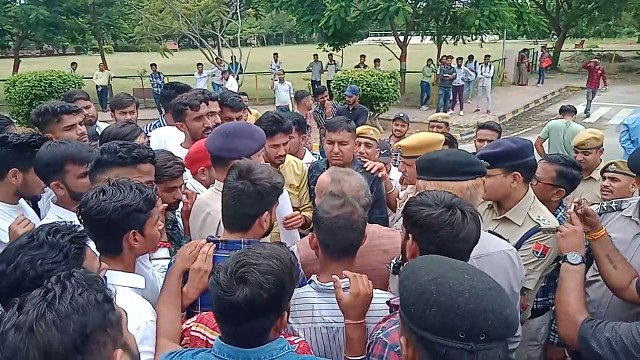 Student Election: छात्रसंघ चुनाव को लेकर उबले छात्र, पुलिस से हुई धक्का-मुक्की