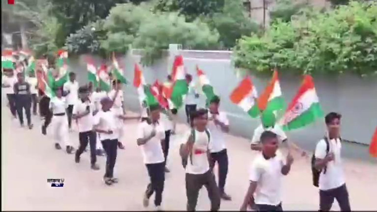 मुरैना: हाथों में तिरंगा लेकर पुलिस जवानों ने आजादी की वर्षगांठ पर शहर में निकाली तिरंगा यात्रा