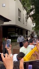 Big B meets his fans!