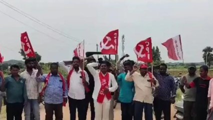 జనగామ: వర్షం పడితే మట్టి రోడ్డు కాస్త బురదగా మారుతోంది.. రోడ్డు వేయండి