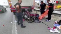 Motosikletli kuryenin kahreden ölümü... Emniyet şeridindeki kamyonete çarptı