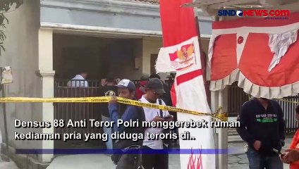 下载视频: Densus 88 Geledah Rumah Terduga Teroris di Bekasi, Sita Senjata Api hingga Bendera ISIS