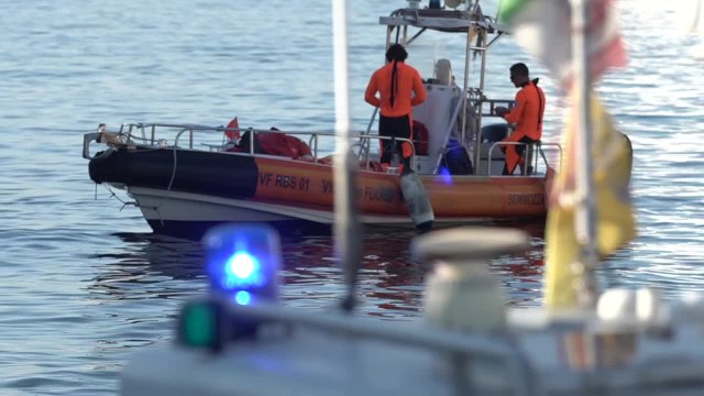 Sbarcati al porto di Napoli i 76 naufraghi soccorsi da Emergency