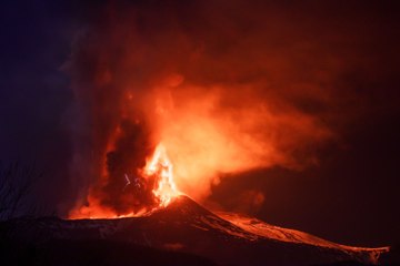El Etna entra de nuevo en erupción y obliga a cerrar el aeropuerto de Catania