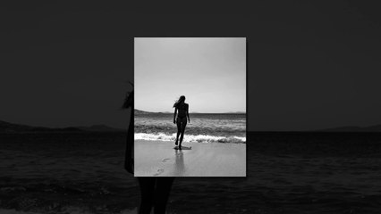 Yunanistan'da tatil yapan Afra Saraçoğlu'nun tanga bikinisiyle poz verdi