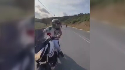 Скачать видео: Eyüpsultan'da çarptığı motosikletteki 2 kişinin ölümüne neden olan sürücü tutuklandı