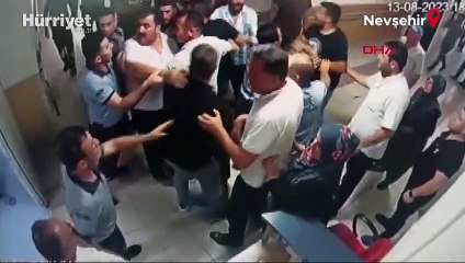 Hasta yakınları güvenlik görevlilerini darbetti! O anlar kamerada