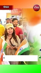 हाथों में तिरंगा लेकर आई महिमा चौधरी