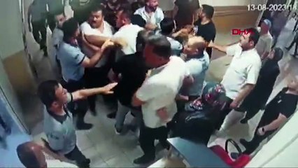 Hasta yakınları güvenlik görevlilerine saldırdı, ortalık savaş alanına döndü!