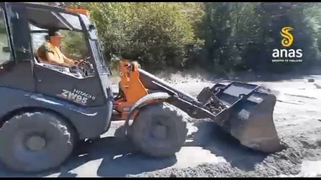 I lavori per liberare la statale di Bardonecchia da fango e detriti