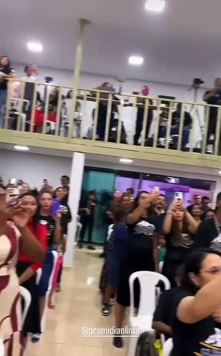 Jessé Aguiar chora durante ministração de Midian Lima