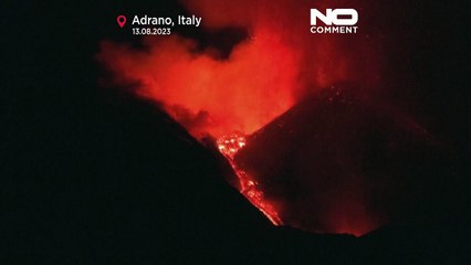 Le riprese notturne mostrano l'Etna in Sicilia